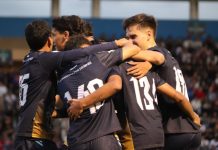 Zorros de la UMSNH inician temporada con goleada 6-0 El equipo nicolaita festeja un gol decisivo frente a una multitud entusiasta en el Estadio Universitario.
