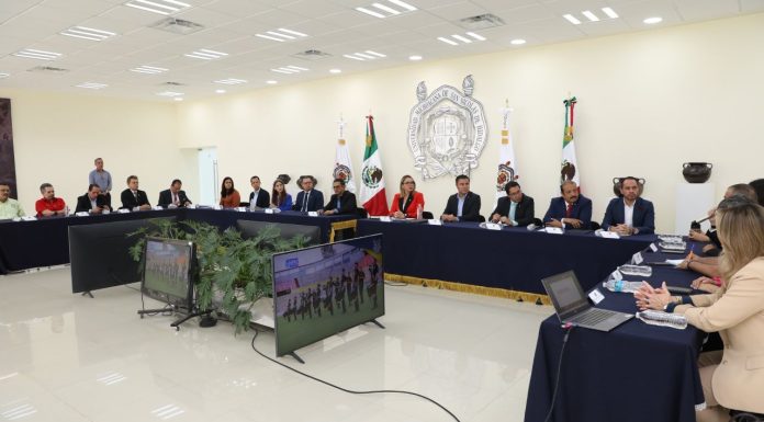 UMSNH y Grupo Michoacán firman convenio para fortalecer vinculación académica Representantes de la UMSNH y Grupo Michoacán A.C. dialogan sobre los términos de la nueva colaboración académica.