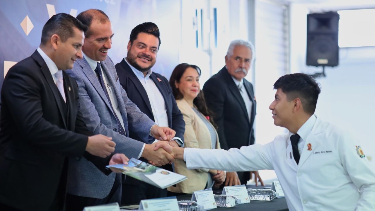 Estudiantes de la Facultad de Medicina durante la ceremonia del Día del Médico, reconocidos por su alto rendimiento académico. Estudiantes de la Facultad de Medicina durante la ceremonia del Día del Médico, reconocidos por su alto rendimiento académico.