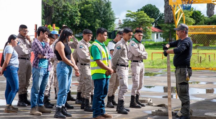 La UMSNH lidera esfuerzo ambiental con nueva brigada forestal Participantes reciben indicaciones sobre el uso de herramientas y equipos esenciales en tareas de protección y conservación forestal.