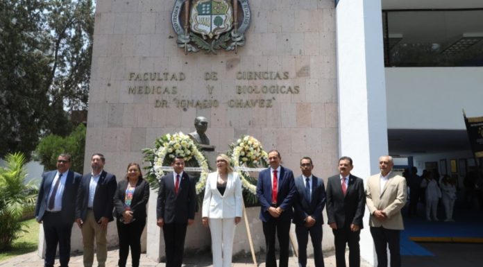 Facultad de Medicina UMSNH Cumple 95 Años con Sólido Reconocimiento Autoridades universitarias y representantes del sector salud colocan una ofrenda floral ante el busto del Dr. Ignacio Chávez en el aniversario de la facultad que lleva su nombre.