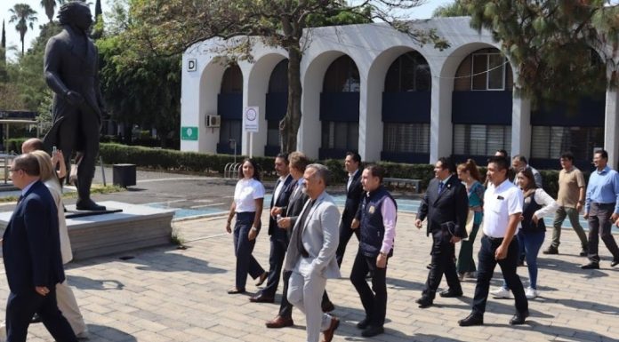 Feria de Empleo UMSNH-COPARMEX atrae a estudiantes nicolaitas Un encuentro entre autoridades universitarias y representantes del sector productivo subraya la colaboración entre la UMSNH y las empresas para ofrecer oportunidades a los futuros profesionistas.