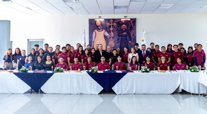 Estudiantes de Seguridad Pública UMSNH reciben reconocimiento. La rectora Yarabí Ávila González posa para una fotografía grupal con estudiantes de la Licenciatura en Seguridad Pública y Ciencias Forenses y directivos de la UMSNH.