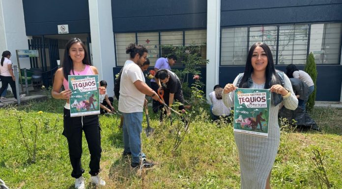 Rectoría UMSNH refrenda compromiso con cultura de paz en «Tequios» Estudiantes de la FCCA UMSNH sostienen carteles promocionando la Jornada Nacional "Tequios" mientras participan en labores de limpieza y mantenimiento de áreas verdes en el campus.