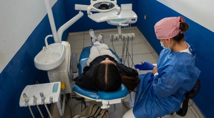 La Facultad de Odontología de la UMSNH ofrece atención dental gratuita a toda la población Estudiantes de la Facultad de Odontología de la UMSNH, bajo supervisión docente, realizan un procedimiento dental a una paciente, como parte de los servicios ofrecidos a través del Banco de Pacientes.
