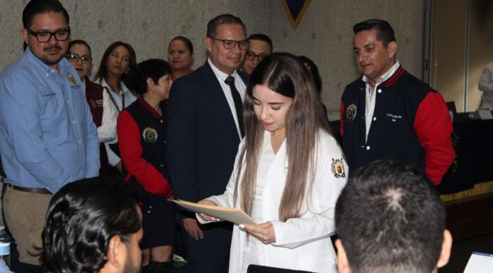 Internado, el reto de la nueva generación de médicos de la UMSNH Una estudiante de Medicina recibe la documentación que oficializa su asignación al Internado Rotatorio, bajo la observación de autoridades universitarias y del sector salud.