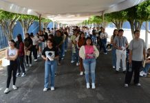 Miles de jóvenes buscan un lugar en la UMSNH; Salud, el área más demandada La logística para el examen de admisión de la UMSNH contempla la organización de miles de aspirantes en filas ordenadas antes de su ingreso a las aulas.