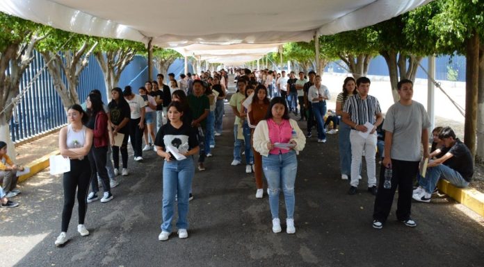 Miles de jóvenes buscan un lugar en la UMSNH; Salud, el área más demandada La logística para el examen de admisión de la UMSNH contempla la organización de miles de aspirantes en filas ordenadas antes de su ingreso a las aulas.