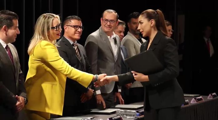 Ingeniería civil UMSNH: Compromiso contra la desigualdad Directivos universitarios hicieron la entrega de las cartas de pasantes.