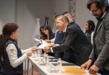 UMSNH capacita a 182 policías en Lengua de Señas Mexicana La entrega individual de constancias del Curso de Lengua de Señas Mexicana simboliza el compromiso personal de cada servidor público del C5 que, durante seis meses, dedicó tiempo y esfuerzo a aprender una lengua que fortalece la atención inclusiva a la comunidad sorda en Michoacán.