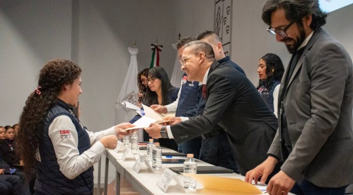 UMSNH capacita a 182 policías en Lengua de Señas Mexicana La entrega individual de constancias del Curso de Lengua de Señas Mexicana simboliza el compromiso personal de cada servidor público del C5 que, durante seis meses, dedicó tiempo y esfuerzo a aprender una lengua que fortalece la atención inclusiva a la comunidad sorda en Michoacán.