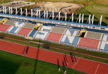 Estadio Universitario «Hidalgo» de la UMSNH estrena cinco mil butacas nuevas Vista aérea del Estadio Universitario de Ciudad Universitaria de la UMSNH, donde se aprecian las nuevas butacas tricolores, la pista atlética y la cancha de futbol con su reciente mantenimiento; un recinto que hoy cumple con los requisitos de la FIFA para competencias profesionales.