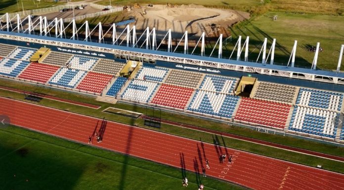 Estadio Universitario «Hidalgo» de la UMSNH estrena cinco mil butacas nuevas Vista aérea del Estadio Universitario de Ciudad Universitaria de la UMSNH, donde se aprecian las nuevas butacas tricolores, la pista atlética y la cancha de futbol con su reciente mantenimiento; un recinto que hoy cumple con los requisitos de la FIFA para competencias profesionales.