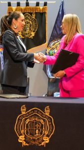 La secretaria de Cultura, Claudia Curiel de Icaza, y la rectora Yarabí Ávila González sellan la alianza que llevará capacitación cultural a todo el territorio estatal.