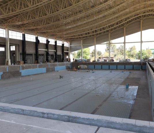 Infraestructura acuática de la UMSNH articulará docencia, investigación y vinculación social La alberca Olímpica, obra central de la Ciudad Deportiva Nicolaita, será un espacio de extensión universitaria que incorporará tecnologías sustentables y eficiencia energética, según lo informado por la coordinadora Cindy Lara Gómez.