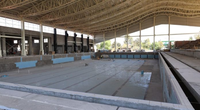 Infraestructura acuática de la UMSNH articulará docencia, investigación y vinculación social La alberca Olímpica, obra central de la Ciudad Deportiva Nicolaita, será un espacio de extensión universitaria que incorporará tecnologías sustentables y eficiencia energética, según lo informado por la coordinadora Cindy Lara Gómez.