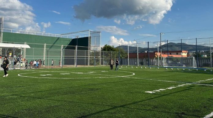 UMSNH concretará Ciudad Deportiva Nicolaita en 2026 La cancha de fútbol 7 con pasto sintético de la UMSNH es una de las instalaciones que se conectarán mediante el proyecto de la Ciudad Deportiva Nicolaita, que busca integrar espacios deportivos dispersos en un complejo moderno y funcional.