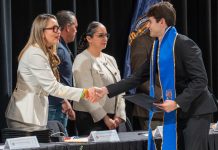 Egresados de Biotecnología de la UMSNH reciben su carta de pasante La rectora Yarabí Ávila González estrecha la mano de un egresado de la Licenciatura en Biotecnología de la UMSNH, quien porta la banda azul y dorada distintiva de la institución, durante la ceremonia de entrega de cartas de pasante de la Generación 2021-2026 de la Escuela de Estudios Superiores Interdisciplinarios.