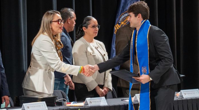 Egresados de Biotecnología de la UMSNH reciben su carta de pasante La rectora Yarabí Ávila González estrecha la mano de un egresado de la Licenciatura en Biotecnología de la UMSNH, quien porta la banda azul y dorada distintiva de la institución, durante la ceremonia de entrega de cartas de pasante de la Generación 2021-2026 de la Escuela de Estudios Superiores Interdisciplinarios.