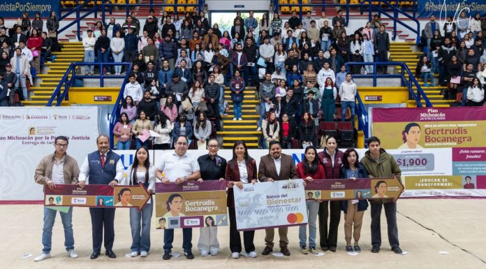 Beca Gertrudis Bocanegra llega primero a estudiantes de la UMSNH La UMSNH recibió la primera entrega nacional de las becas Gertrudis Bocanegra, un programa del Plan Michoacán por la Paz y la Justicia que busca reducir la deserción escolar en la educación superior.