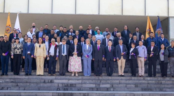 UMSNH establece programa de fortalecimiento con Escuelas Incorporadas La rectora Yarabí Ávila González posa junto con integrantes del Gabinete Legal y Ampliado de la UMSNH y directivos de las Escuelas Incorporadas, al concluir la reunión de trabajo realizada en las instalaciones de la Universidad Michoacana.