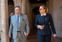 UMSNH y Saint Peter’s University forjan alianza educativa La rectora Yarabí Ávila González y el presidente de Saint Peter's University, Hubert Benitez, posan junto a funcionarios de ambas instituciones en las instalaciones históricas de la Casa de Hidalgo, en Morelia.