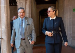 La rectora Yarabí Ávila González y el presidente de Saint Peter's University, Hubert Benitez, posan junto a funcionarios de ambas instituciones en las instalaciones históricas de la Casa de Hidalgo, en Morelia.