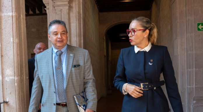 UMSNH y Saint Peter’s University forjan alianza educativa La rectora Yarabí Ávila González y el presidente de Saint Peter's University, Hubert Benitez, posan junto a funcionarios de ambas instituciones en las instalaciones históricas de la Casa de Hidalgo, en Morelia.