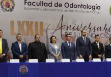 Facultad de Odontología UMSNH, referente nacional en formación de cirujanos dentistas Presidium de autoridades universitarias y directivos de la Facultad de Odontología durante la ceremonia del LXXII Aniversario, con la presencia de la directora Karina Fernández Chávez.