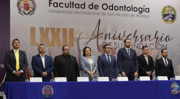 Facultad de Odontología UMSNH, referente nacional en formación de cirujanos dentistas Presidium de autoridades universitarias y directivos de la Facultad de Odontología durante la ceremonia del LXXII Aniversario, con la presencia de la directora Karina Fernández Chávez.