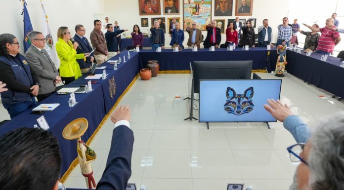 Nueva etapa en la UMSNH para la Editorial Universitaria Nicolaita Momento solemne de la toma de protesta del Comité Editorial de la Universidad Michoacana, realizado en el Salón de Rectores con la presencia de representantes de diversas dependencias.