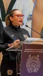 Durante su intervención, Yarabí Ávila destacó que el trabajo en equipo, la disciplina y el compañerismo son valores esenciales del deporte universitario.
