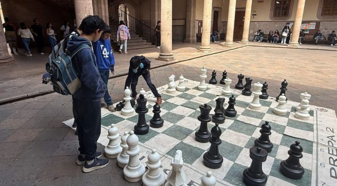 Tequios Nicolaitas por la Paz llega a todos los rincones de la UMSNH Actividad de ajedrez en el marco de los Tequios Nicolaitas por la Paz, donde estudiantes de la UMSNH participan en juegos estratégicos que promueven el pensamiento crítico y la convivencia pacífica.