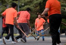 Juego purépecha fortalece identidad en la UMSNH Con bastones en mano y en plena dinámica de juego, jóvenes nicolaitas practican el Juego de Pelota Purépecha, disciplina que preserva la UMSNH a través de su equipo de Deportes Autóctonos.