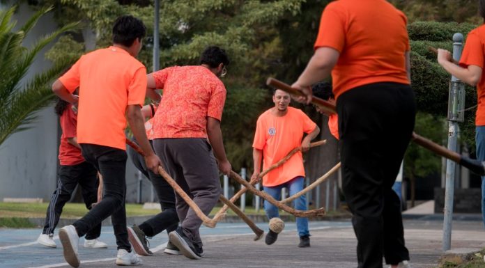 Juego purépecha fortalece identidad en la UMSNH Con bastones en mano y en plena dinámica de juego, jóvenes nicolaitas practican el Juego de Pelota Purépecha, disciplina que preserva la UMSNH a través de su equipo de Deportes Autóctonos.