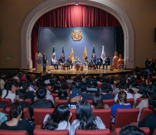 UMSNH enaltece tradición guitarrera de Paracho Estudiantes, autoridades e invitados especiales asistieron a la presentación del libro “50 años, Feria de la Guitarra de Paracho” en un auditorio de la UMSNH.