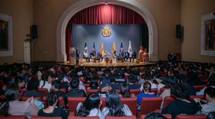 UMSNH enaltece tradición guitarrera de Paracho Estudiantes, autoridades e invitados especiales asistieron a la presentación del libro “50 años, Feria de la Guitarra de Paracho” en un auditorio de la UMSNH.