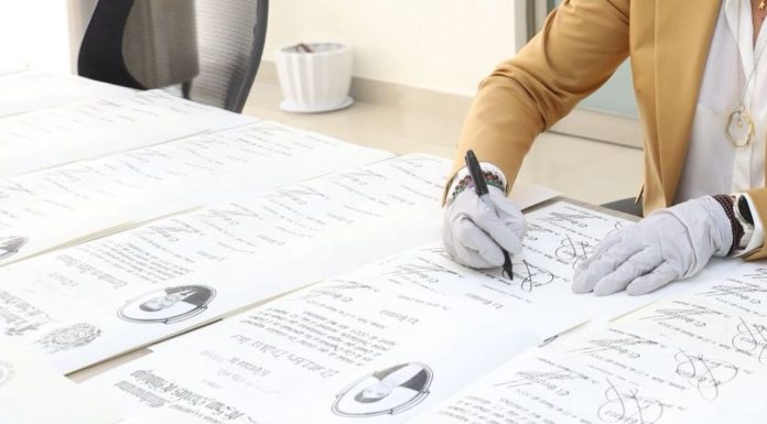Miles de jóvenes buscan un lugar en la UMSNH; Salud, el área más demandada Decenas de títulos pergamino de la Universidad Michoacana de San Nicolás de Hidalgo aguardan sobre una mesa para ser firmados y entregados a sus titulares. La UMSNH cuenta con 4 mil 760 de estos documentos sin recoger, algunos emitidos desde 1966, por lo que la institución lanzó el programa "¡Hazlo épico, titúlate ya!" para incentivar a los egresados a completar su trámite con un costo reducido de 4 mil 940 pesos.