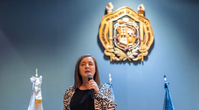 Que nadie apague su voz, convoca la doctora Nuria Varela a estudiantes de la UMSNH La doctora Nuria Varela Menéndez, experta en políticas públicas de Igualdad, durante su conferencia magistral "El feminismo hoy: entre los derechos conquistados y las resistencias pertinentes" en la UMSNH.