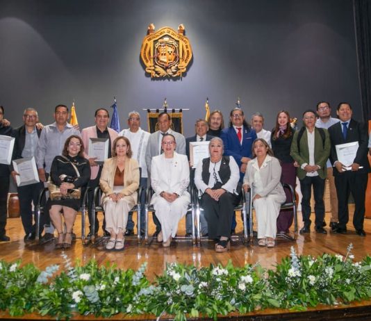 Radio Nicolaita Emisora oficial de la UMSNH inicia festejos por su 50 aniversario La Universidad Michoacana reunió a locutoras, locutores, pioneras, pioneros y recipiendarios en una ceremonia de reconocimiento sin precedentes para el gremio.