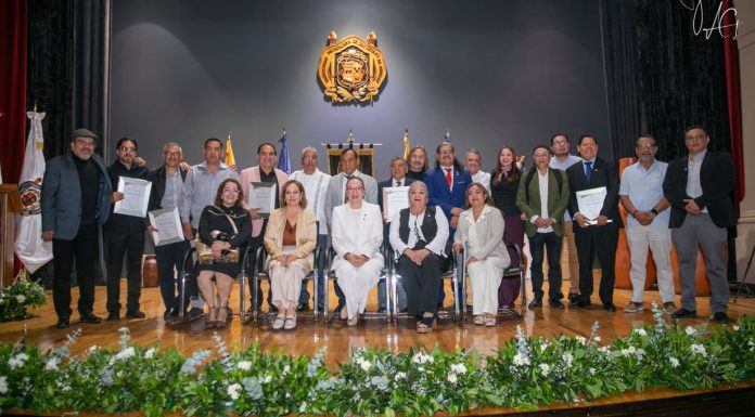 Radio Nicolaita Emisora oficial de la UMSNH inicia festejos por su 50 aniversario La Universidad Michoacana reunió a locutoras, locutores, pioneras, pioneros y recipiendarios en una ceremonia de reconocimiento sin precedentes para el gremio.