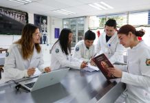 UMSNH reanuda actividades tras vacaciones de invierno Entre libros, equipo de cómputo y trabajo colaborativo, alumnas y alumnos nicolaitas retomaron su formación práctica y teórica al arrancar el semestre 2026 en la Casa de Hidalgo.