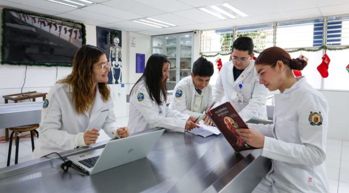 UMSNH reanuda actividades tras vacaciones de invierno Entre libros, equipo de cómputo y trabajo colaborativo, alumnas y alumnos nicolaitas retomaron su formación práctica y teórica al arrancar el semestre 2026 en la Casa de Hidalgo.
