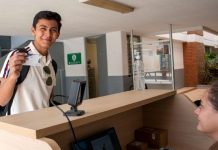 UMSNH tramita tu credencial para ingresar a ciudad universitaria Personal del módulo de atención entrega la credencial activada a un estudiante, requisito indispensable para ingresar a Ciudad Universitaria a partir de las próximas semanas.