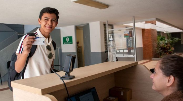 UMSNH tramita tu credencial para ingresar a ciudad universitaria Personal del módulo de atención entrega la credencial activada a un estudiante, requisito indispensable para ingresar a Ciudad Universitaria a partir de las próximas semanas.