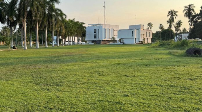 Unidades Profesionales de la UMSNH se consolidan como polos regionales Instalaciones de la Unidad Profesional de la UMSNH en el municipio de Lázaro Cárdenas, Michoacán. La Casa de Hidalgo mantiene presencia en la región de la costa con programas educativos diseñados para vincularse con la vocación económica del puerto.