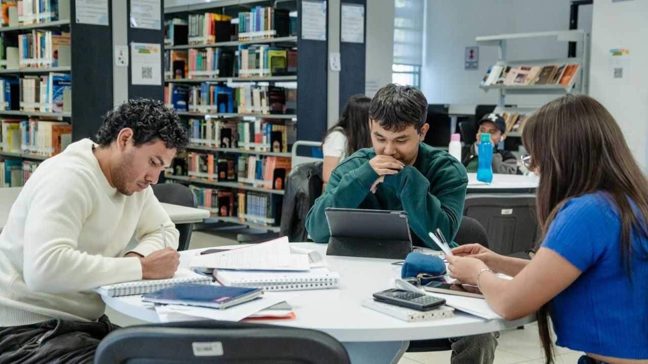 Estudiantes de la Universidad Michoacana podrán cursar la nueva Licenciatura en Política, Gobierno y Gestión Pública que será impartida por la Facultad de Economía. Estudiantes de la Universidad Michoacana podrán cursar la nueva Licenciatura en Política, Gobierno y Gestión Pública que será impartida por la Facultad de Economía.