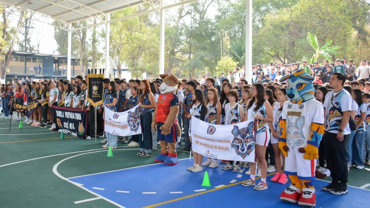 Alumnos de las diversas preparatorias de la UMSNH se congregaron con lonas distintivas e identidad institucional durante la ceremonia de apertura de la liga deportiva. Alumnos de las diversas preparatorias de la UMSNH se congregaron con lonas distintivas e identidad institucional durante la ceremonia de apertura de la liga deportiva.