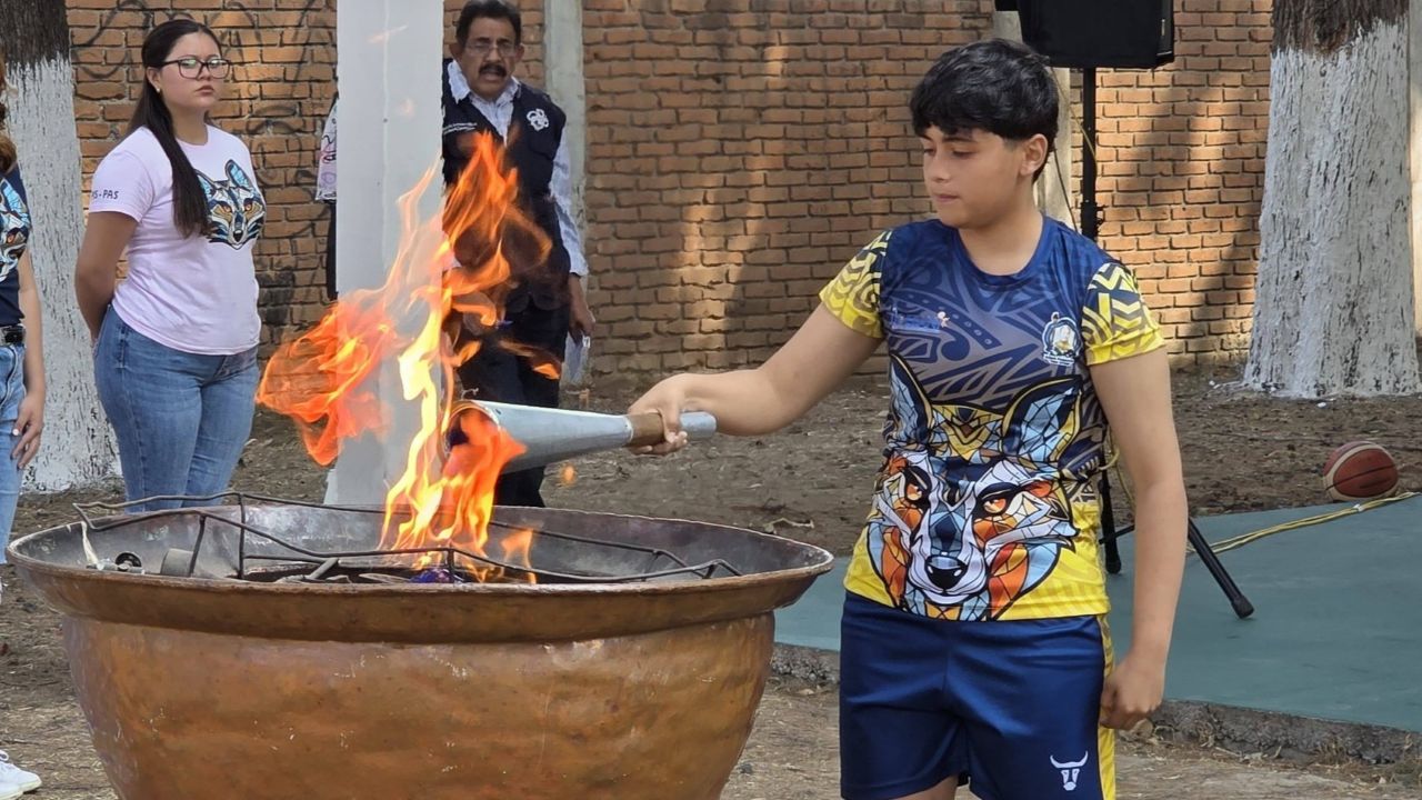 El encendido del pebetero marcó el arranque oficial de los encuentros en disciplinas como fútbol, básquetbol, voleibol y ajedrez para el ciclo escolar 2026. El encendido del pebetero marcó el arranque oficial de los encuentros en disciplinas como fútbol, básquetbol, voleibol y ajedrez para el ciclo escolar 2026.