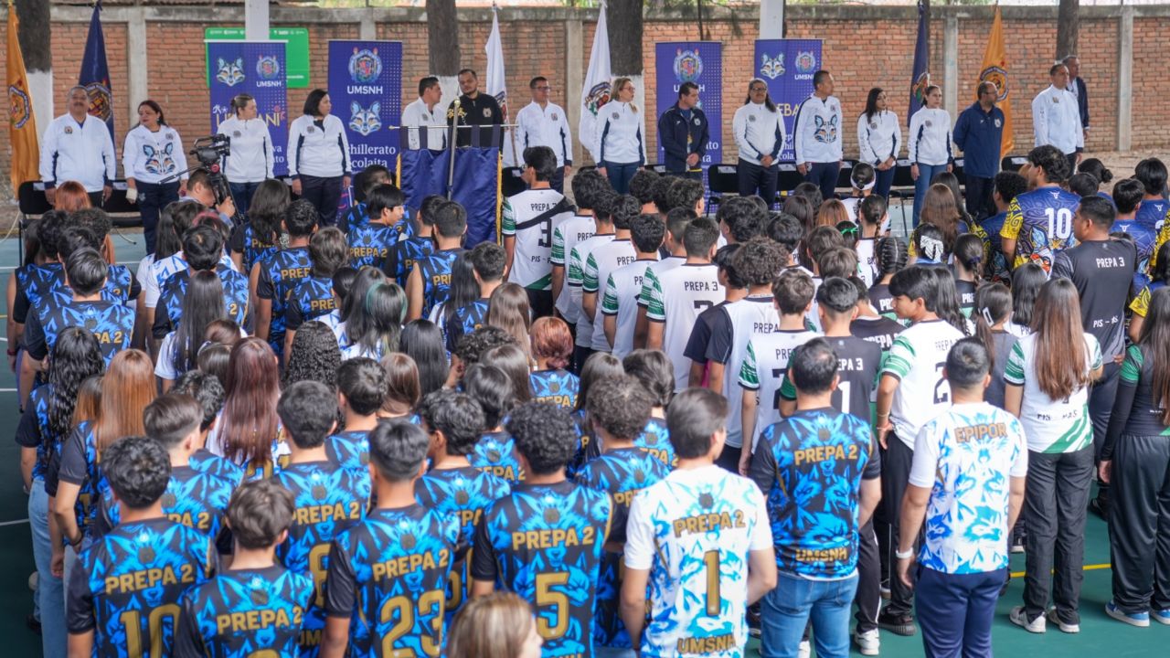 Cientos de estudiantes uniformados participaron en la ceremonia cívica inaugural, consolidando la cohesión social de las siete preparatorias que integran el Bachillerato Nicolaita. Cientos de estudiantes uniformados participaron en la ceremonia cívica inaugural, consolidando la cohesión social de las siete preparatorias que integran el Bachillerato Nicolaita.